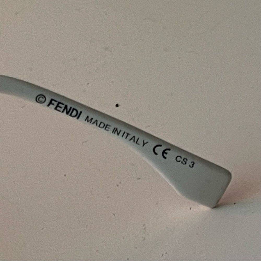 FENDI Woman White Cat Eye Sunglasses - Picture 6 of 7